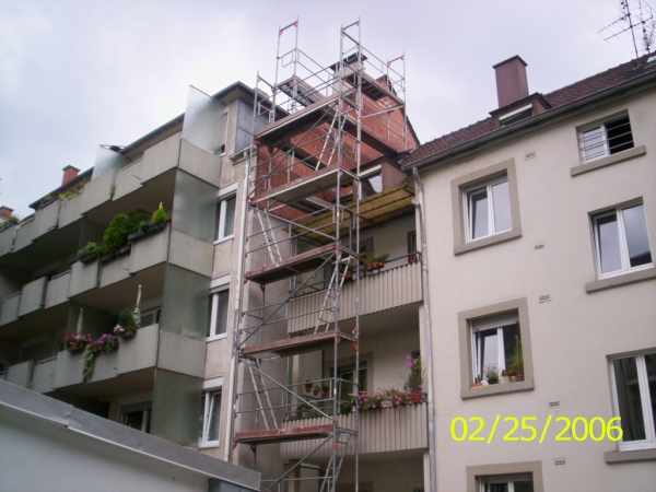 Gerüst mit Dachsattelgerüst an Brandmauer