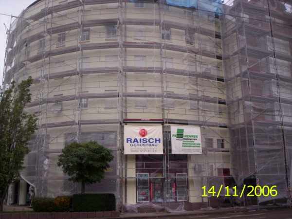 Gerüst an halbrunder Fassade mit Netzen