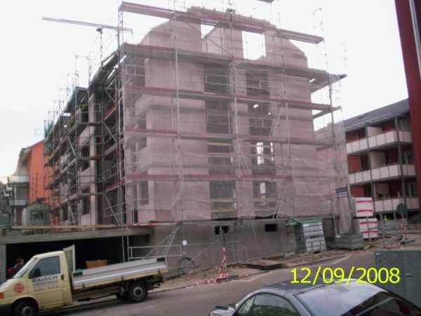 Gerüst an Fassade für Neubauarbeiten